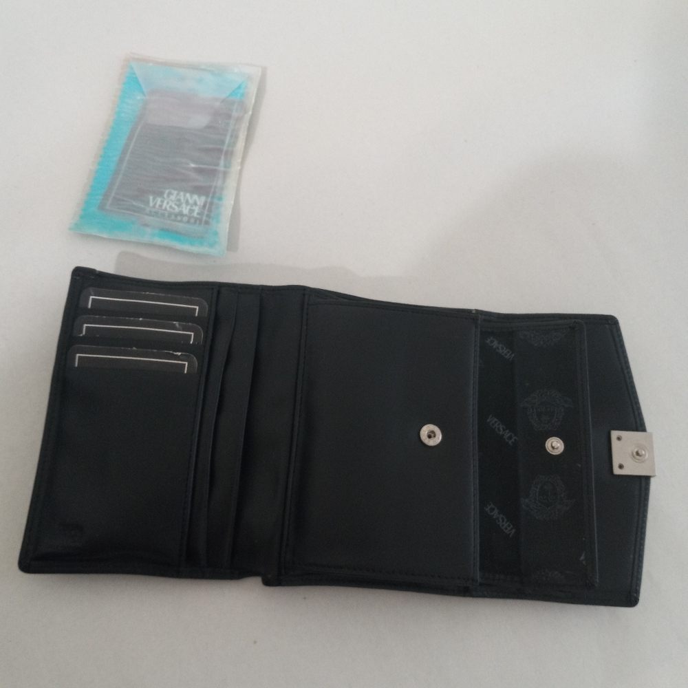Gianni Versace Authentic Leather Unisex Tri-Fold Wallet in Black Portagfolio - Picture 4 of 12